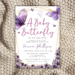 Baby Butterfly ist auf dem Weg zur Lila Babydusche Einladung