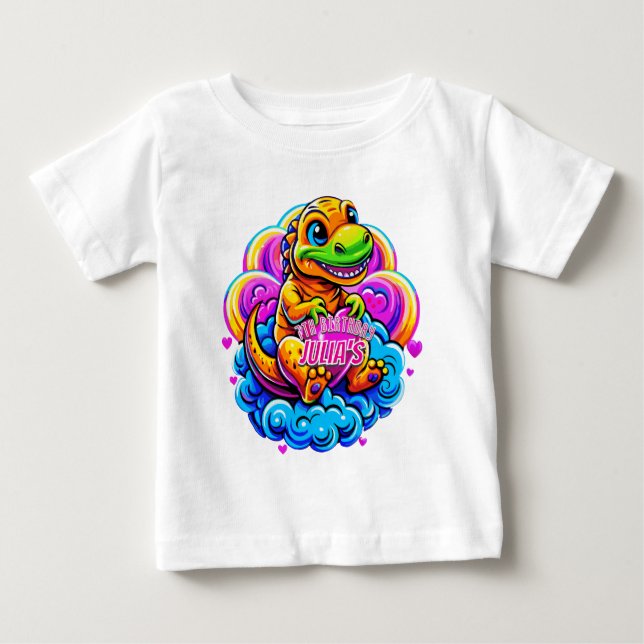 Baby Dino umarmt ein Herzkissen auf einer Wolke Baby T-shirt (Vorderseite)