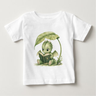 Baby-Drache liest unter einem Blatt Märchenbuch Fa Baby T-shirt