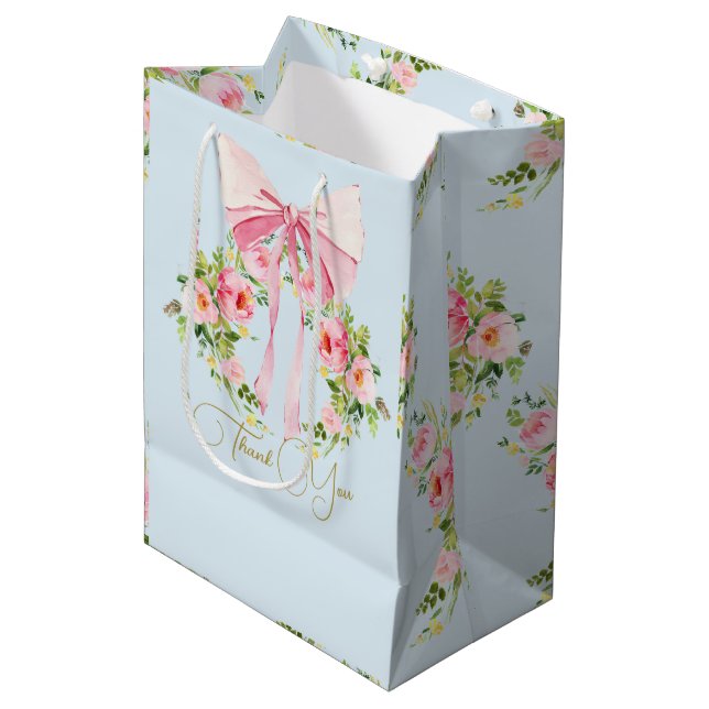 Baby Dusche Blumenmuster Wappen Regency Bow Blue Mittlere Geschenktüte (Vorderseite Schrägansicht)