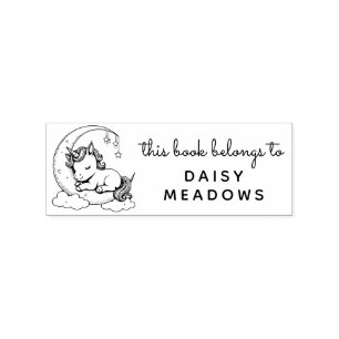 Baby Einhorn schläft auf einer Halbmond-Bibliothek Gummistempel