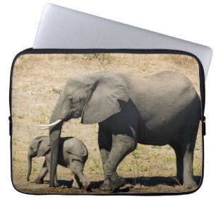 Baby-Elefant und Mutter Laptopschutzhülle