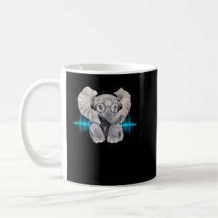 Baby Elephant DJ Tragen von Kopfhörern und Glasges Kaffeetasse