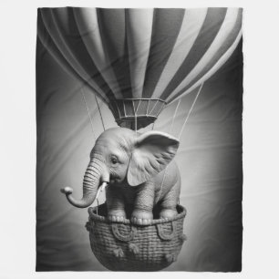 Baby Elephant in einem Heißluftballon Fleecedecke
