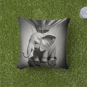 Baby Elephant in einem Heißluftballon Kissen