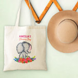 Baby Elephant in farbenfrohen Blume Kinderbiblioth Tragetasche<br><div class="desc">Baby Elephant Tote Bag mit niedlichem Design und personalisiert mit dem Namen Ihres Kindes. Das Design ist mit einem Babyelefant ausgestattet,  der in einem farbenfrohen Blume-Patch sitzt. Ein süßes kleines Design - perfekt als Kinderbücherbeutel oder als Kinderzimmer- oder Vorschultasche. Bitte stöbern Sie in unserem Shop für Elefanten-Kinderzimmer-Dekor und Geschenke.</div>