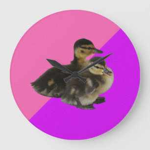 Baby-Enten auf rosa Himbeere und violettem Sorbet Große Wanduhr