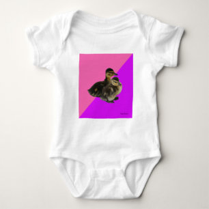 Baby-Enten auf rosa Himbeere und violetter Sorbet Baby Strampler