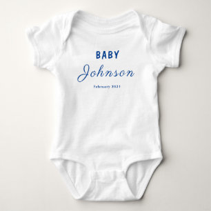 Baby enthüllt Familiennamen Geburtstag Jahr Strampler