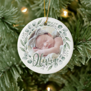 Baby erstes Weihnachtsfoto Sage Eucalyptus Kranz Keramik Ornament