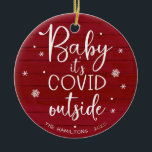 Baby Es ist Covid Outside Funny Christmas Red Wood Keramik Ornament<br><div class="desc">Baby It's Covid Outside Funny Christmas Red Wood Keramik Ornament</div>