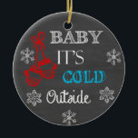 Baby Es ist kalt draußen Chalkboard Ornament<br><div class="desc">Baby Es ist kalt draußen Chalkboard Ornament. Hänge auf dem Weihnachtsbaum oder gib als Geschenk. Bilder,  die auf diesem Artikel verwendet werden,  sind offiziell lizenziert / © Graphics Factory.com</div>