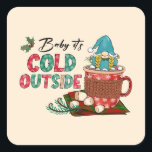 Baby Es ist kalt draußen | Christmas Gnome Quadratischer Aufkleber<br><div class="desc">Dieses niedliche und festliche Design zeichnet sich durch den farbenfrohen Satz "Baby It's Cold Outside" mit einem niedlichen skandinavischen Weihnachtsgnom und einer Tasse heißen Kakaos mit Marshmallows aus. Es ist perfekt für einen Kakaoliebhaber in dieser Wintersaison und Weihnachten.</div>