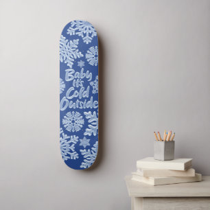 Baby Es ist kalt draußen dunkelblau gefrorene Schn Skateboard