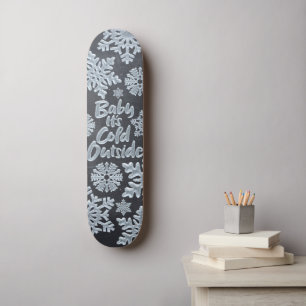 Baby Es ist kalt draußen gefrorenes schwarzes Bret Skateboard