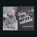 Baby es ist kalt draußen Schneeflocken Weihnachten<br><div class="desc">Whimsischer Schneeflocke auf einem Chalkboard-Hintergrund mit den Worten in handgearbeitetem Skript "Baby es ist kalt draußen". Passen Sie das Foto mit Ihrer schönen Familie an und personalisieren Sie den Text nach Bedarf. Finden Sie die anderen Artikel aus der Sammlung,  um Ihr Urlaubsbild zu vervollständigen.</div>