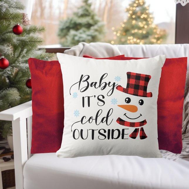 Baby Es ist kalt draußen Urlaub Kissen (Baby It's Cold Outside Holiday Throw Pillow with cute snowman in red and black buffalo plaid hat)