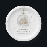Baby es ist kalt draußen Winter Baby Dusche Pappteller<br><div class="desc">"Baby es ist kalt draußen" Feiern Sie die Mama-to-be mit diesen geschlechtsneutralen Baby-Duschpapier-Tellern,  die eine minimalistische Aquarelldarstellung einer Glasverzierung mit Babyschuhen innen und winzigen Schneeflocken enthalten.</div>