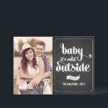 Baby Es ist kalt im Freien Weihnachtsfeiertag Foto Feiertagskarte<br><div class="desc">Baby,  es ist kalt draußen | Senden Sie Ihre Urlaubswünsche mit dieser individuell gestaltbaren Weihnachtskarte an Freunde und Familie. Diese Urlaubskarte zeichnet sich durch moderne Kalligraphie aus. Personalisieren Sie diese,  indem Sie Ihre Daten hinzufügen. Dieses Foto Weihnachtskarte ist in anderen Farben und Kartenmaterial erhältlich. Matching-Elemente sind verfügbar.</div>