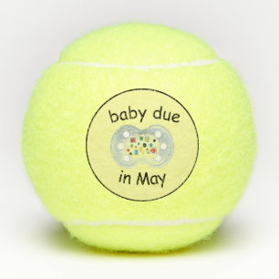 Baby fällig im May Tennis Balls Tennisbälle