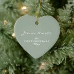 Baby First Christmas 2024 Personalisiert Sage Foto Keramik Ornament<br><div class="desc">Erinnern Sie sich an das erste Weihnachtsfest Ihres Babys mit diesem modernen,  minimalistischen Typografie-Ornament in Salbei grün,  personalisiert mit dem Namen und dem Foto Ihres Kindes. Tolle Geschenkidee.</div>