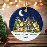 Baby First Christmas Forest Animes Round Keramik Ornament<br><div class="desc">Die erste Weihnachtssaison in Watercolor Woodland Animals Forest Animals Pine Trees Moon,  Starry Sky und Schnee Keramik Ornament . Zu den Kleinkindern zählen Bären,  Hirsch,  Elch,  Raccoon,  Kaninchen,  Fox und Eule mit Waldgrün. Name hinzufügen.</div>