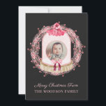 Baby First Christmas Foto Christmas Card<br><div class="desc">Eine einzigartige Weihnachtskarte mit dem Foto eines Babys in einem rosa und roten Schneeflobe, umgeben von einem Kranz auf einem kohlegrauen Hintergrund für eine moderne Touch. Ein festlicher Weg, um Ihr Baby Foto gerahmt in einer Urlaubsszene für Ihre Familienweihnachtskarte anzuzeigen. Personalisieren Sie sich mit Babyporträt Stil Foto des Babygesichts. Nehmen...</div>