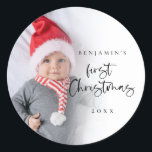 Baby First Christmas Foto Overlay Script Runder Aufkleber<br><div class="desc">Modernes Baby First Christmas Name Year Foto Overlay. Ideal für festliche Mailings, um dem ersten Weihnachtsfest Ihres Babys zu gedenken. Ein schönes Set-Skript für Erste Weihnachten und die Erholung des Textes ist leicht zu personalisieren mit dem Namen Ihres Babys und das Jahr. Ersetzen Sie das Beispiel-Foto durch das eigene. Ein...</div>