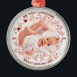 Baby First Christmas Foto - Pink Holly Wreath Ornament Aus Metall<br><div class="desc">Personalisierte Urlaubssornamente und Sake für die erste Weihnachtszeit des Babys. Die Vorlage ist für Sie Set zum Hinzufügen Ihres Fotos, Namens und Jahres - in der Tat ist der gesamte Text anpassbar. Ihr Foto wird mit einem zarten, heiligen Kranz in einer Farbpalette von weichem Rosa und Grün gerahmt, mit Weihnachten...</div>