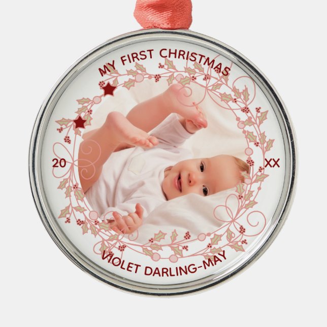 Baby First Christmas Foto - Pink Holly Wreath Ornament Aus Metall (Vorne)