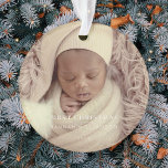 Baby First Christmas Modern Foto Details zum Baby Ornament<br><div class="desc">Design setzt sich aus lustiger und spielerischer Typografie mit Sans Serif und Serif Schriftart zusammen. Fügen Sie ein benutzerdefiniertes Foto Ihres Babys hinzu,  oder ändern Sie den Foto-Filter. Fügen Sie lustige Fakten über Ihr Baby hinzu!</div>