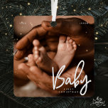 Baby First Christmas Modernes elegantes Foto Ornament Aus Metall<br><div class="desc">Design besteht aus modernem,  schicken Typografie mit Sans Serif und Serif Schriftart. Fügen Sie ein individuelles Foto von Baby und Jahr hinzu.</div>