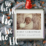 Baby First Christmas Modernes Minimalistisches Fot Ornament Aus Metall<br><div class="desc">Design setzt sich aus lustiger und spielerischer Typografie mit Sans Serif und Serif Schriftart zusammen. Fügen Sie ein benutzerdefiniertes Foto Ihres Babys hinzu,  oder ändern Sie den Foto-Filter.</div>