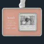 Baby First Christmas Modernes Minimalistisches Fot Rahmen-Ornament Silber<br><div class="desc">Design setzt sich aus Spaß und spielerischer Typografie mit Sans Serif und Serif Schriftart. Fügen Sie ein benutzerdefiniertes Foto Ihres Babys hinzu,  oder ändern Sie den Foto-Filter. Füge lustige Fakten über dein Baby hinzu!</div>