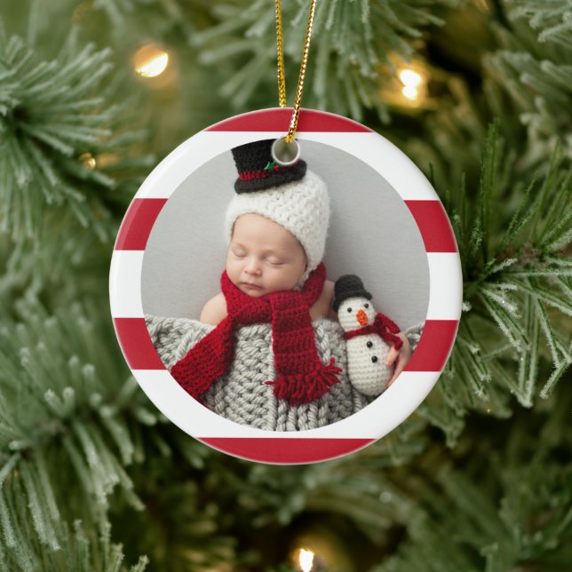Baby First Christmas Modernes Red Stripes Foto Keramik Ornament (Baum)