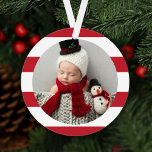 Baby First Christmas Modernes Red Stripes Foto Ornament<br><div class="desc">Dieses stilvolle zweiseitige Foto mit Sake-Ornament besticht durch ein neugeborenes Foto,  das durch ein reichhaltiges rot-weiß gestreiftes Hintergrundmuster gerahmt ist. Auf der Rückseite des Ornaments befindet sich die Formulierung "Mein erstes Weihnachten" mit Schneeflocken-Akzent und Sondertext für den vollständigen Namen und das Jahr des Babys.</div>