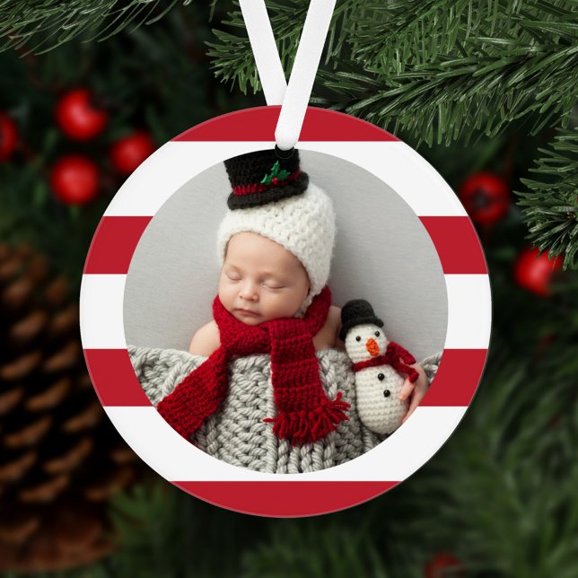 Baby First Christmas Modernes Red Stripes Foto Ornament (Von Creator hochgeladen)