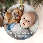 Baby First Christmas Personalisiert Simple Foto Keramik Ornament<br><div class="desc">Mein erstes Weihnachten! Dekorieren Sie Ihren Baum oder schicken Sie ein besonderes Geschenk mit diesem super niedlichen personalisierten Baby Foto Urlaubssornament in einem modernen Foto-Design mit niedlichen Babyfüßen. Fügen Sie Ihre Lieblings-Baby-Fotos hinzu und personalisieren Sie mit Name und Jahr. Die Einrichtung ist zweiseitig, Sie können verschiedene Fotos machen. COPYRIGHT ©...</div>