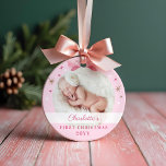 Baby First Christmas Pink Bow & Stars Ornament<br><div class="desc">Feiern Sie mit unserem eleganten Baby's First Christmas Ornament die Freude am ersten Weihnachtsfest Ihres Babys. Dieser charmante Sake besticht durch einen wunderschön bemalten, rosa Wasserbogenbogen, der an der Decke verziert ist und Ihrem Urlaubsdekor eine Touch von Eleganz und Süße verleiht. Das Dekor, das als ein hochgeschätztes Mémento entworfen wurde,...</div>