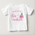Baby First Christmas Pink Snowman and Snowflakes T-shirt<br><div class="desc">Personalisiert Erster WeihnachtsweihnachtsT - Shirt mit niedlichem Schneemann und rosa, kantige Typografie. Der Wortlaut lautet "Die erste Weihnachtszeit deines Namens" und die Vorlage ist für dich Set, um den Namen des Babys hinzuzufügen. Das Design besticht durch einen Cartoon-Schneemann mit wunderschön verpackten Weihnachtsgeschenken, Schneeflocken und Sternen. Liebliches Top für das 1....</div>