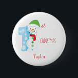 Baby First Christmas Snowman Button<br><div class="desc">Dieser weiße Knopf zeigt einen Schneemann,  der "1." inspiriert ist,  mit einem rot geschriebenen Weihnachtszeichen. Passen Sie den Namen des Babys unter der Grafik an. Bestellen Sie noch heute Ihre Bestellung! Snowman Sign and Red Christmas Schriftart: Prettygrafik design (https://www.etsy.com/shop/Prettygrafikdesign)</div>