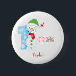 Baby First Christmas Snowman Button<br><div class="desc">Dieser weiße Knopf zeigt einen Schneemann,  der "1." inspiriert ist,  mit einem rot geschriebenen Weihnachtszeichen. Passen Sie den Namen des Babys unter der Grafik an. Bestellen Sie noch heute Ihre Bestellung! Snowman Sign and Red Christmas Schriftart: Prettygrafik design (https://www.etsy.com/shop/Prettygrafikdesign)</div>