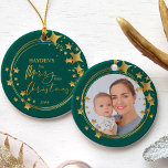 Baby First Merry Little Christmas Foto Gold Star Keramik Ornament<br><div class="desc">Das erste kleine Weihnachtsdekor des Babys, das Sie mit Ihrem Foto, dem Namen des Babys und dem Jahr persönlich gestalten können. Frohe Weihnachten wird in Skriptkalligraphie handgeschrieben. Die Fotovorlage zeigt Ihr Bild in runder Form, gerahmt mit einem abstrakten Ringkranz, mit goldenen Sternen verziert. Wenn Sie Probleme haben, Ihr Bild perfekt...</div>