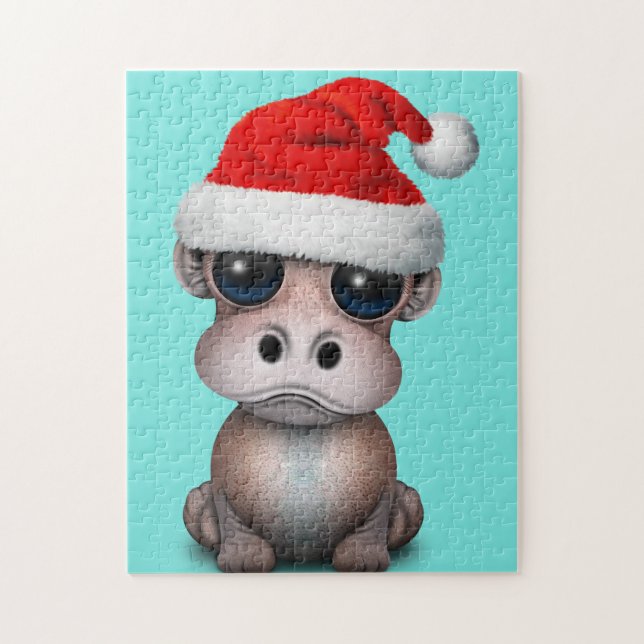 Baby-Flusspferd, das eine Weihnachtsmannmütze (Vertikal)