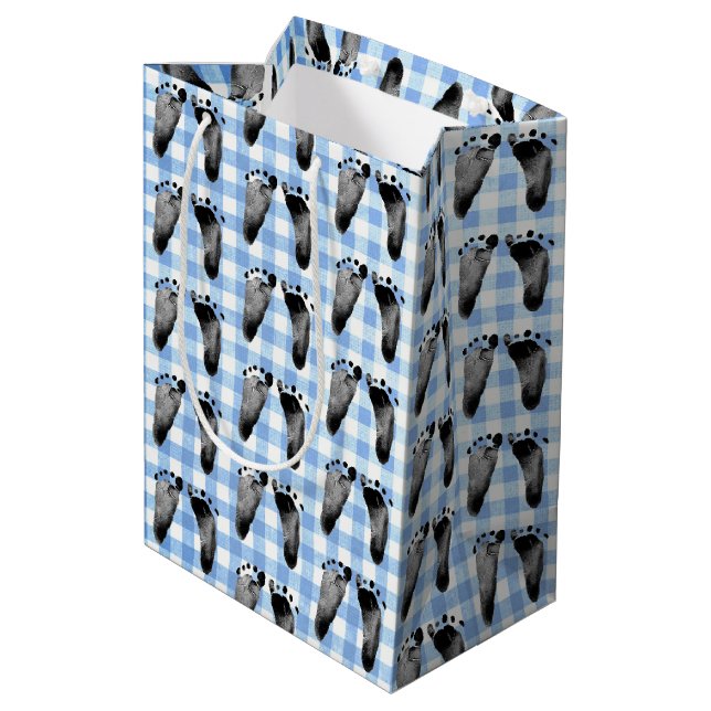 Baby Footprints auf Blue Gingham Medium Geschenkta Mittlere Geschenktüte (Rückseite Schrägansicht)