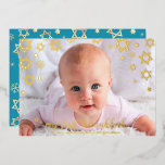 Baby Foto 1st Hanukkah Star von David Real Gold Folien Feiertagskarte<br><div class="desc">"Meine erste Hanukka." Ein spielerisches visuelle echter Goldfolienschneeflocken, David-Sterne und handgeschriebene Schriftzeichen, die das Foto Ihrer Wahl übersetzen, helfen Ihnen, Hanukkah und Neujahr zu eröffnen. Auf der Rückseite verbergen sich zusätzliche Champagner-Imitate mit goldenen Schneeflocken über einem weichen, türkisblauen Hintergrund. Genießen Sie die Wärme und Freude der Urlaubssaison, wenn Sie diese...</div>