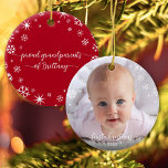 Baby Foto Erste Weihnachtsschneeflocken Großeltern Keramik Ornament<br><div class="desc">"Erste Weihnachten." Ein spielerisches visuelle von weißen Schneeflocken und handgeschriebener Schriftzeichen mit individuellem Jahr, das das Foto Ihrer Wahl überragt, helfen Ihnen, Weihnachten und Neujahr einzuführen. Auf der Rückseite sorgen zusätzliche weiße Schneeflocken und handgeschriebene Typografie mit "stolzen Großeltern des Babynnamens" für einen roten Hintergrund. Genießen Sie die Wärme und Freude...</div>