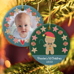 Baby Foto First Christmas Gingerbrot Boy Green Keramik Ornament<br><div class="desc">"Erste Weihnachten." Ein niedlicher Lebkuchenjunge und ein Kekskreis auf einem grünen Jäger-Hintergrund, zusammen mit einer verspielten, weißen Schriftzeichen-Typografie auf einer stahlblauen Band helfen Ihnen, Weihnachten und Neujahr zu beginnen. Auf der Rückseite, personalisieren Sie mit einem Foto des neuen Babys. Genießen Sie die Wärme und Freude der Ferienzeit, wenn Sie dieses...</div>