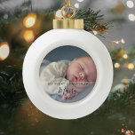 Baby Foto First Christmas Script Keramik Kugel-Ornament<br><div class="desc">Baby Foto erste Weihnachtsschrift Keramik Kugel Weihnachtsschmuck. Personalisieren Sie mit Ihrem Lieblings-Baby-Foto,  Name und Datum und erstellen Sie eine einzigartige Erinnerung und Sake-Geschenk.</div>