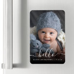 Baby Foto Hello White Script Ankündigung Magnet<br><div class="desc">Feiern Sie die Ankunft Ihres neuesten Familienmitglieds mit diesem flexiblen Magneten mit dem Wort "hello" in elegantem Schrift mit Swashes am Anfang und Ende. Personalisieren Sie es mit Babyname und Geburtsdatum und ersetzen Sie das Beispielbild durch Ihr Lieblings-Baby-Foto. Ein Filter mit schwarzem Farbverlauf hilft, den Text zu Pop zu machen....</div>